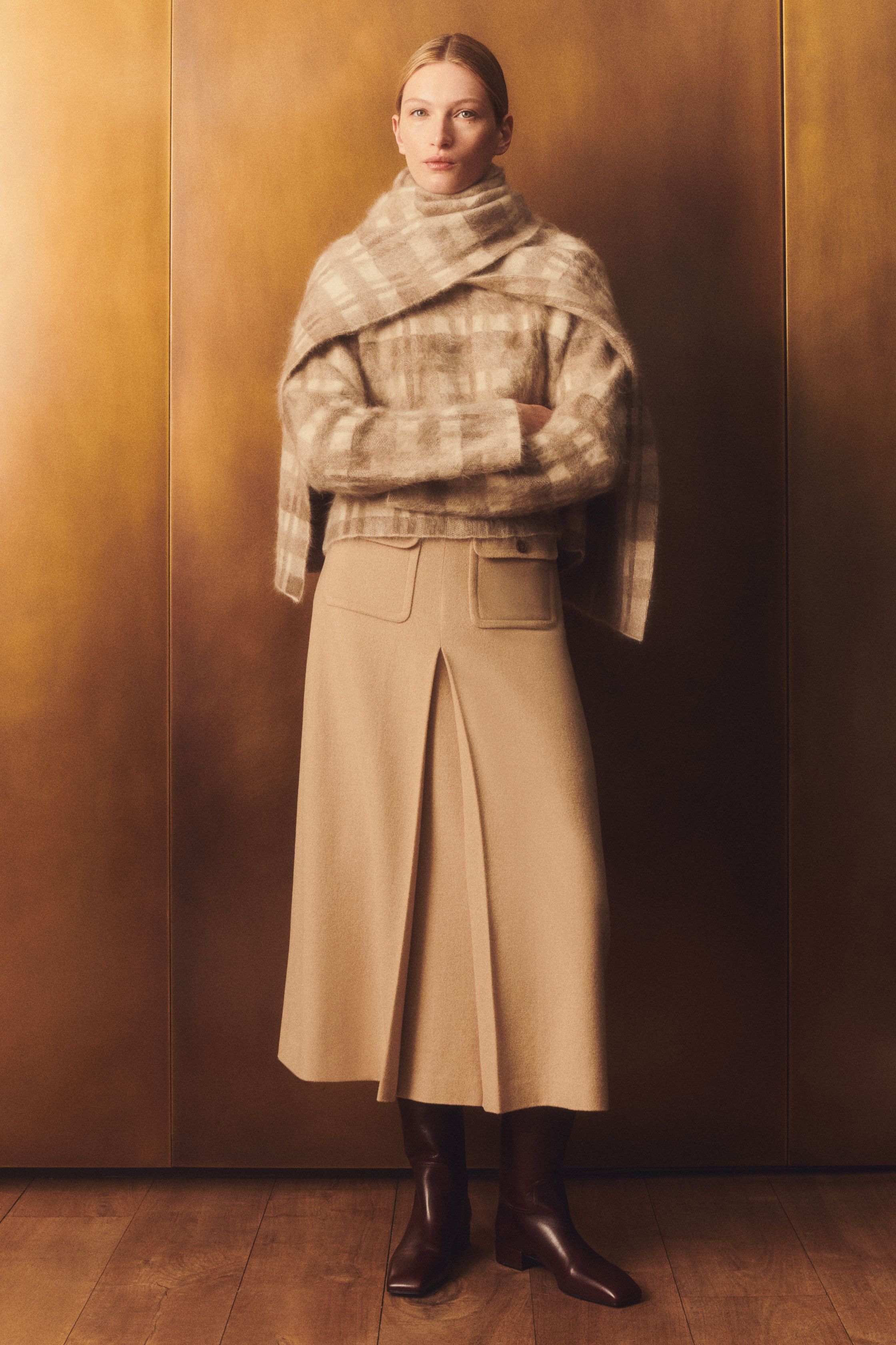 Lafayette 148 New York以温润驼色与深棕色谱铺陈都会女性的静奢格调，利落西装、披肩式斗篷与皮革长裙在柔和光影中勾勒沉稳力量，极简却不失层次-顽石频道趋势研究